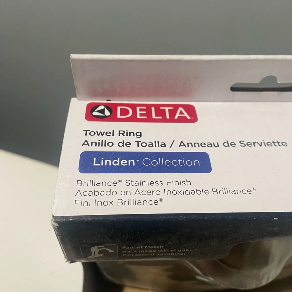 Delta Linden Collection Brilliance  Stainless Finish Towel Ring NIB New in Box